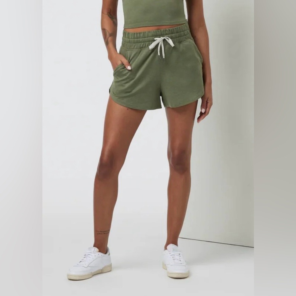 Vuori Halo 2.0 Performance Short Women’s XS - Olive/Dark Metal Heather color